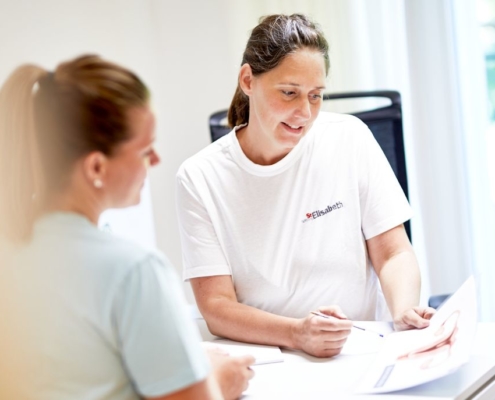 Dr. Christine Arquin im Gespräch mit einer Patientin