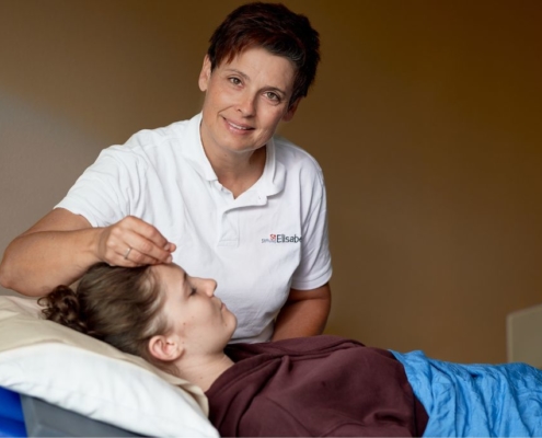 Dr. Karmen Sanoll bei der Akupunktur mit Patientin